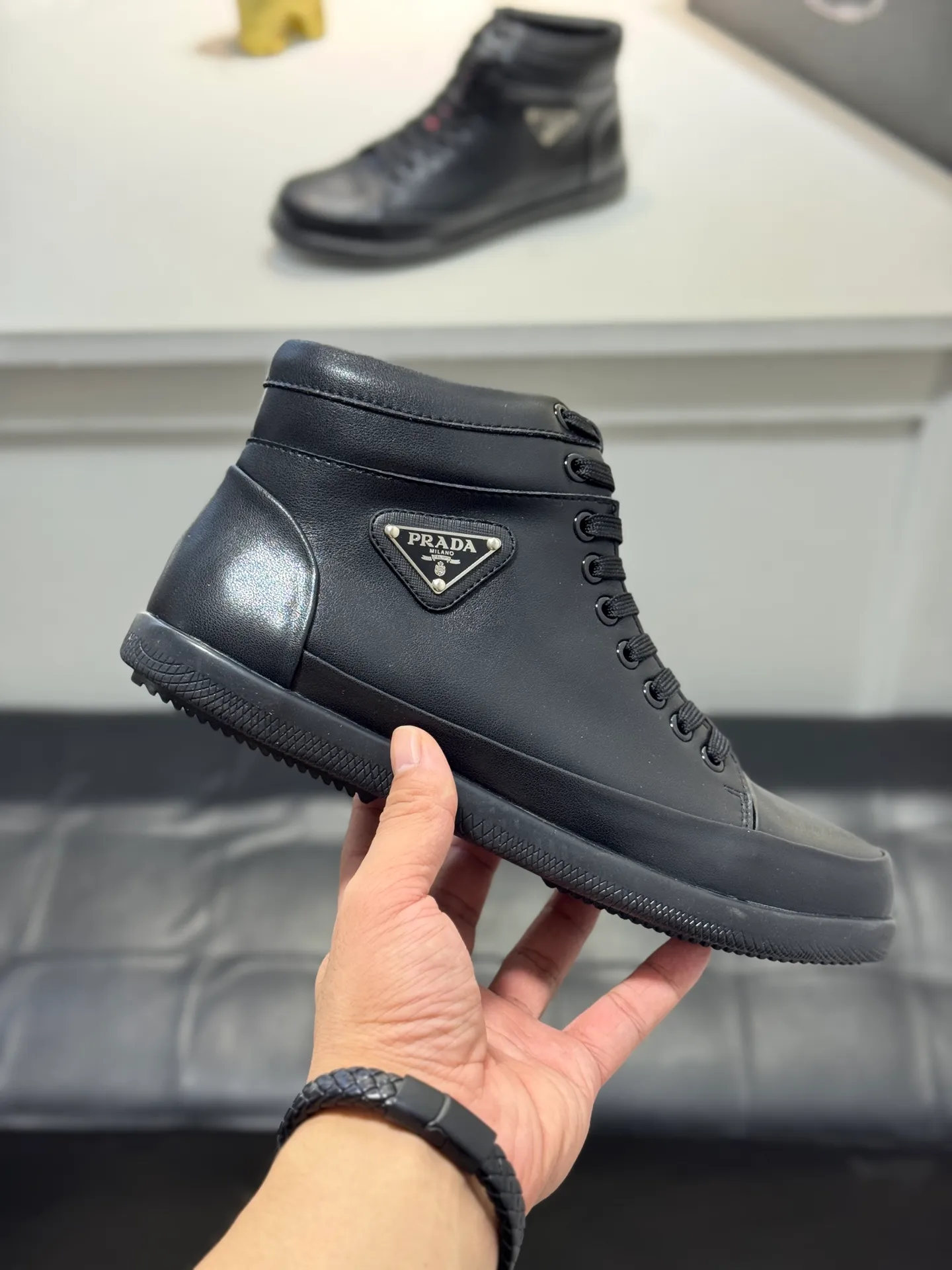 Men's Men's Shoes 💰460 [New Style] 🎻🎻PRADA*⚡️Prada~ The latest classic high-top men's shoes official website has launched a 1:1 copy, synchronized with Hong Kong counters, and on the same catwalk; all made of calf Leather ➕Imported soft and comfortable sheepskin lining, 🍡🍡original 1:1 rubber outsole, non-slip and wear-resistant; comfortable on the feet, attractive style, fine workmanship, and simple and neat shoe last, showing a man's courage and toughness. Size: 38-44 (45 customized